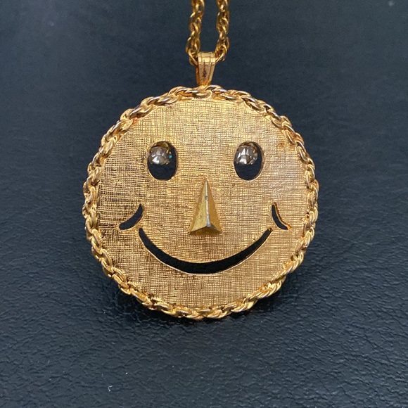 Smiley Face Necklace and Clip On Earrings. Costume Jewelry. - Picture 3 of 5